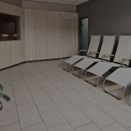 Impressionen aus unserem Studio | Saunabereich mit Liegen