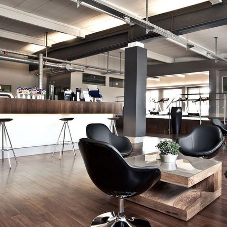 Impressionen aus unserem Studio | heller und einladender Empfangsbereich mit Sitzmöglichkeiten