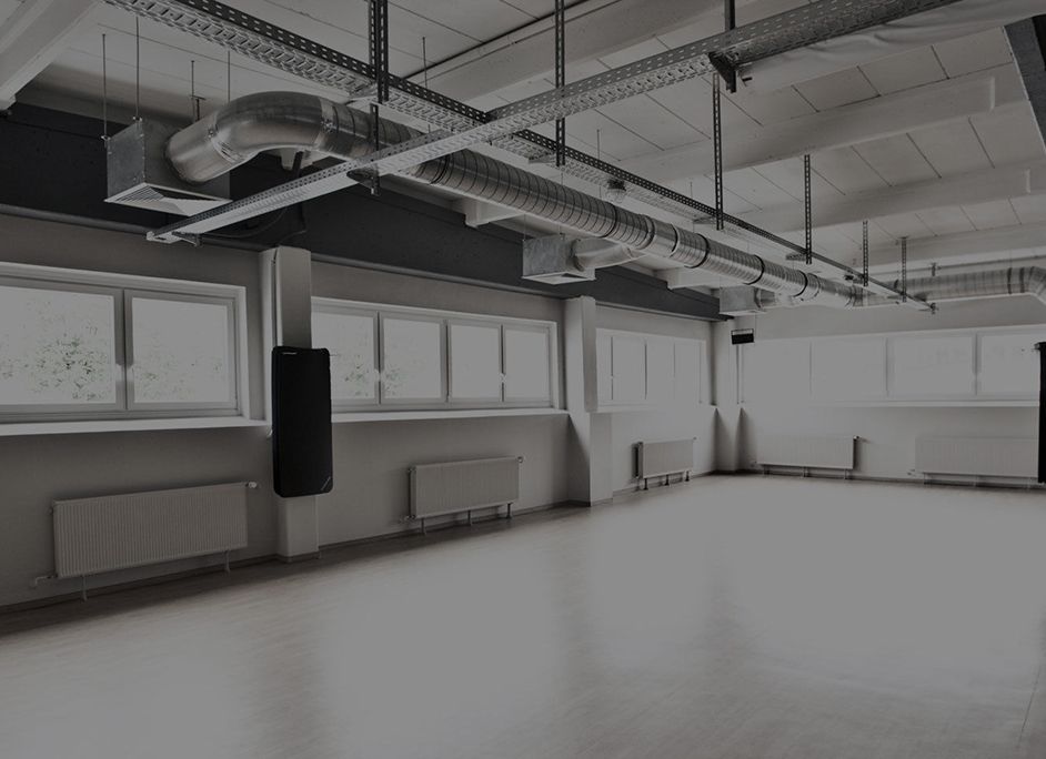 Ein heller Kursraum des Fitnessstudios J's Sports & Health Club.