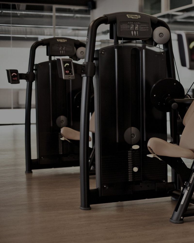 Zwei Fitnessgeräte in einem lichtdurchfluteten Raum.