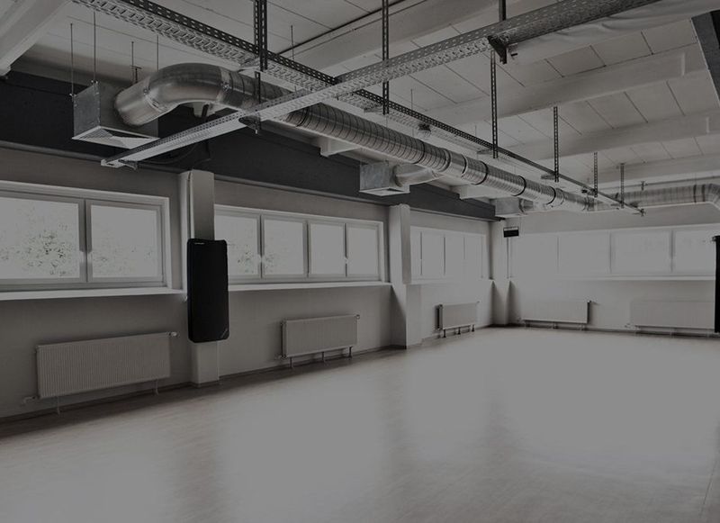 Ein heller Kursraum des Fitnessstudios J's Sports & Health Club.