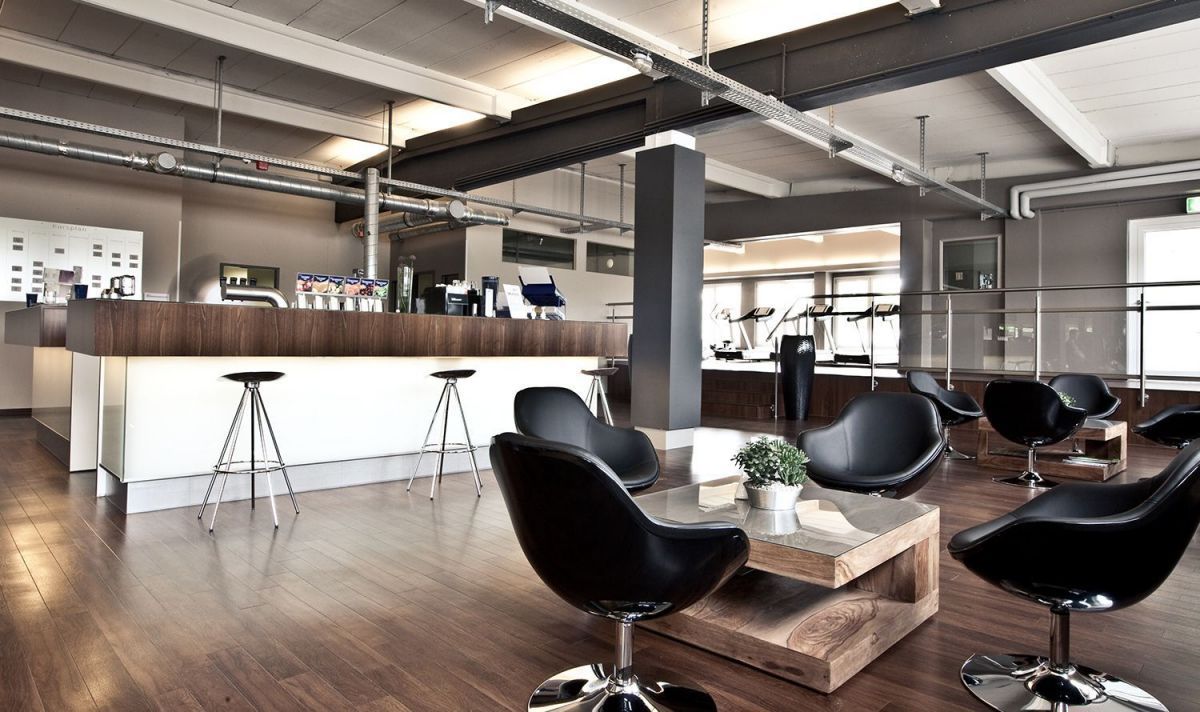 Impressionen aus unserem Studio | heller und einladender Empfangsbereich mit Sitzmöglichkeiten