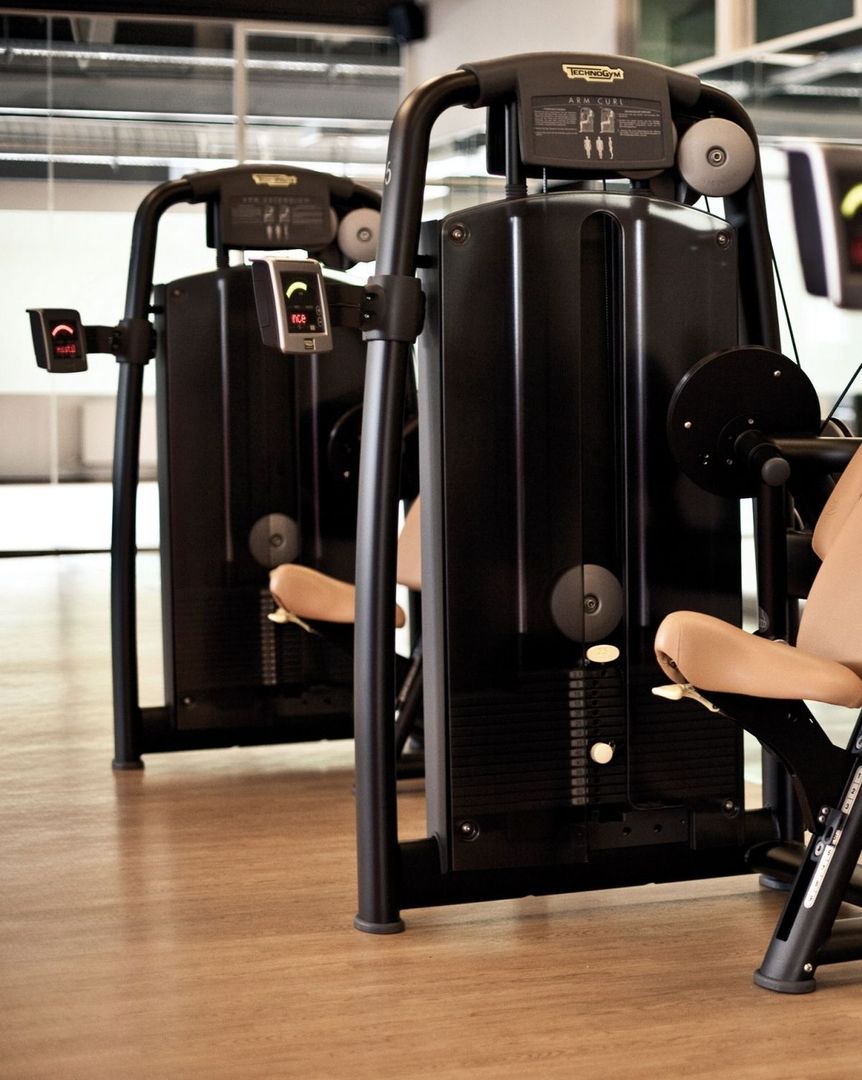 Zwei Fitnessgeräte in einem lichtdurchfluteten Raum.