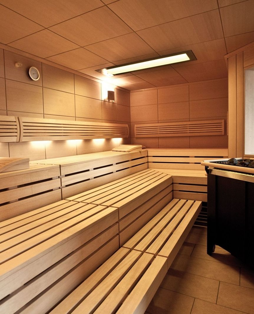 Die Innenansicht einer finnischen Sauna.