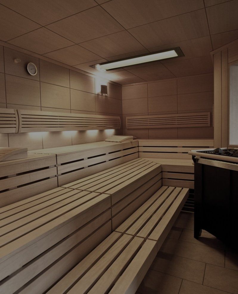 Innenansicht einer finnischen Sauna mit drei Sitzebenen